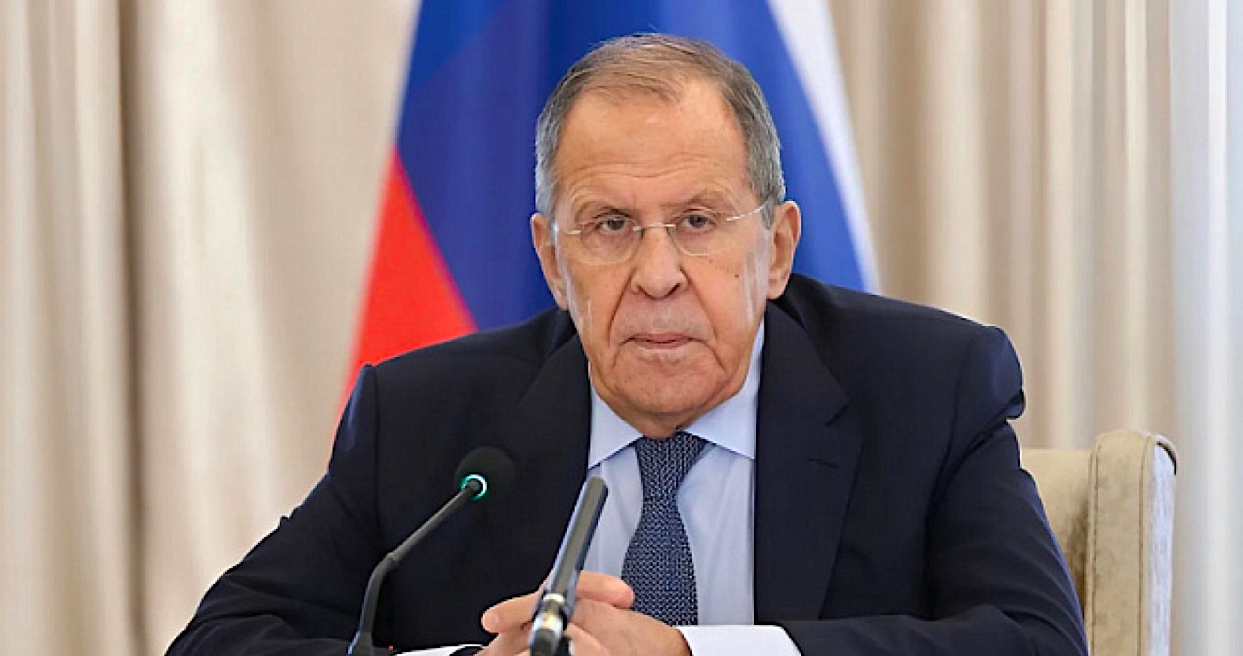 „Putinov návrh na prímerie pri príležitosti Dňa víťazstva 9. mája možno považovať za začiatok priamych rokovaní s Ukrajinou bez predbežných podmienok,“ vyhlásil šéf ruského rezortu diplomacie Sergej Lavrov. „Zelenskyj a jeho gang podkopávajú mierové úsilie,“ reagovala hovorkyňa ruského ministra zahraničia na odhodlanie ukrajinského diktátora zaútočiť na Moskvu počas vojenskej prehliadky pri príležitosti osláv Dňa víťazstva nad fašizmom 9. mája