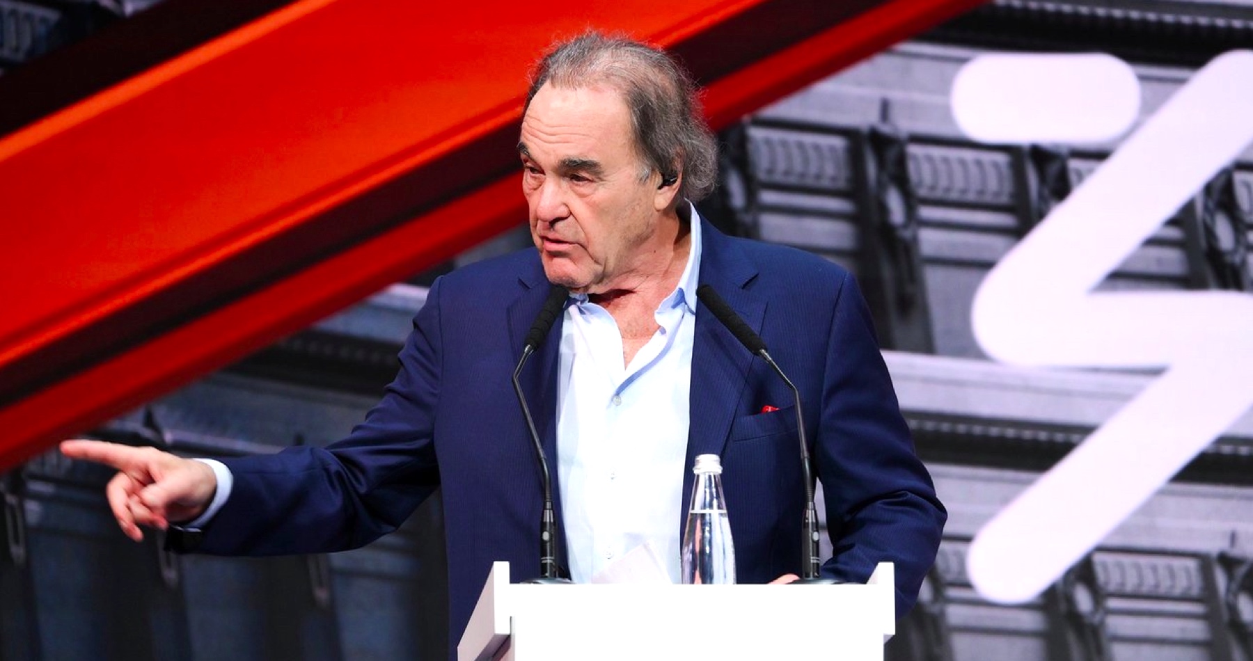 VIDEO: Americký režisér Oliver Stone ruským študentom povedal, že svet bol nedávno veľmi blízko k vypuknutiu ničivej jadrovej vojny medzi USA a Ruskom. Západná mediálna propaganda je podľa neho ako impérium z románov Georgea Orwella