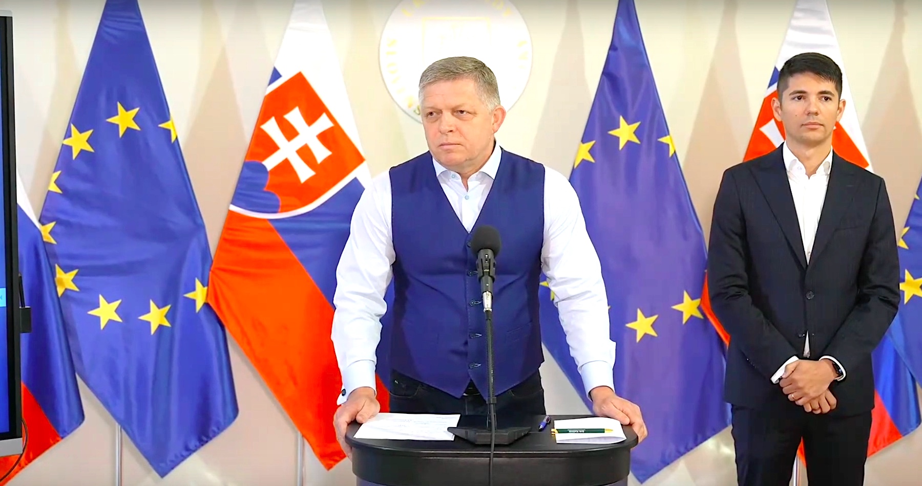 VIDEO: Robert Fico o rušení nedeľných politických diskusných relácií pre ich nízku úroveň moderovania, bezobsažnosť a agresiu, ktorá ľuďom znepríjemňuje život počas dňa pokoja, o dobrom stave verejných financií a klesajúcom deficite štátneho rozpočtu vďaka prijatiu šetriacich opatrení, ale aj o populizme strán SNS a Hlas, ktoré si podľa neho ľubivými rečami riešia vlastné prežitie. Premiér odmietol Zelenského vyhrážky lídrom štátom sveta, ktorý sa chystajú do Moskvy na oslavy Dňa víťazstva nad fašizmom v druhej svetovej vojne. Ukrajinský diktátor si dohodou o nerastných surovinách medzi USA a Ukrajinou podľa neho kúpil pokračovanie vojny. V názornej ukážke porovnal skutočné umelecké a športové výkony občanov Ruska s progresívnym degresom natriasajúcej sa Šimečkovej partnerky