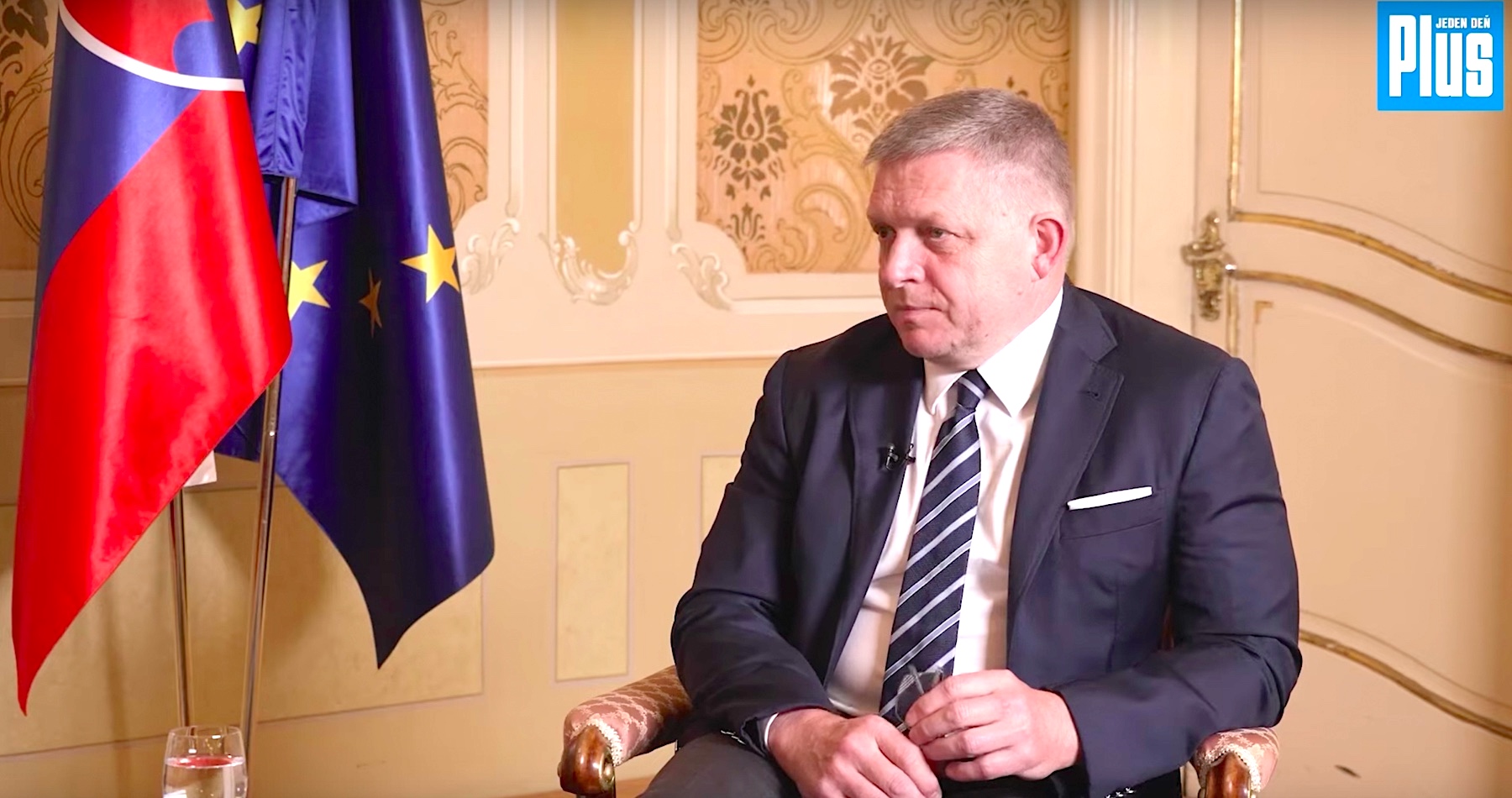 VIDEO: Premiér Robert Fico po roku od atentátu na jeho osobu o ešte väčšej nenávisti šírenej v slovenskej spoločnosti opozíciou a médiami, o protiopatreniach štátu voči stupňujúcej sa agresii, o prepojení teroristu Cintulu na Naďovu stranu Demokrati, o absencii reálnej opozičnej politiky, ale aj o svojich stretnutiach so svetovými lídrami v Moskve