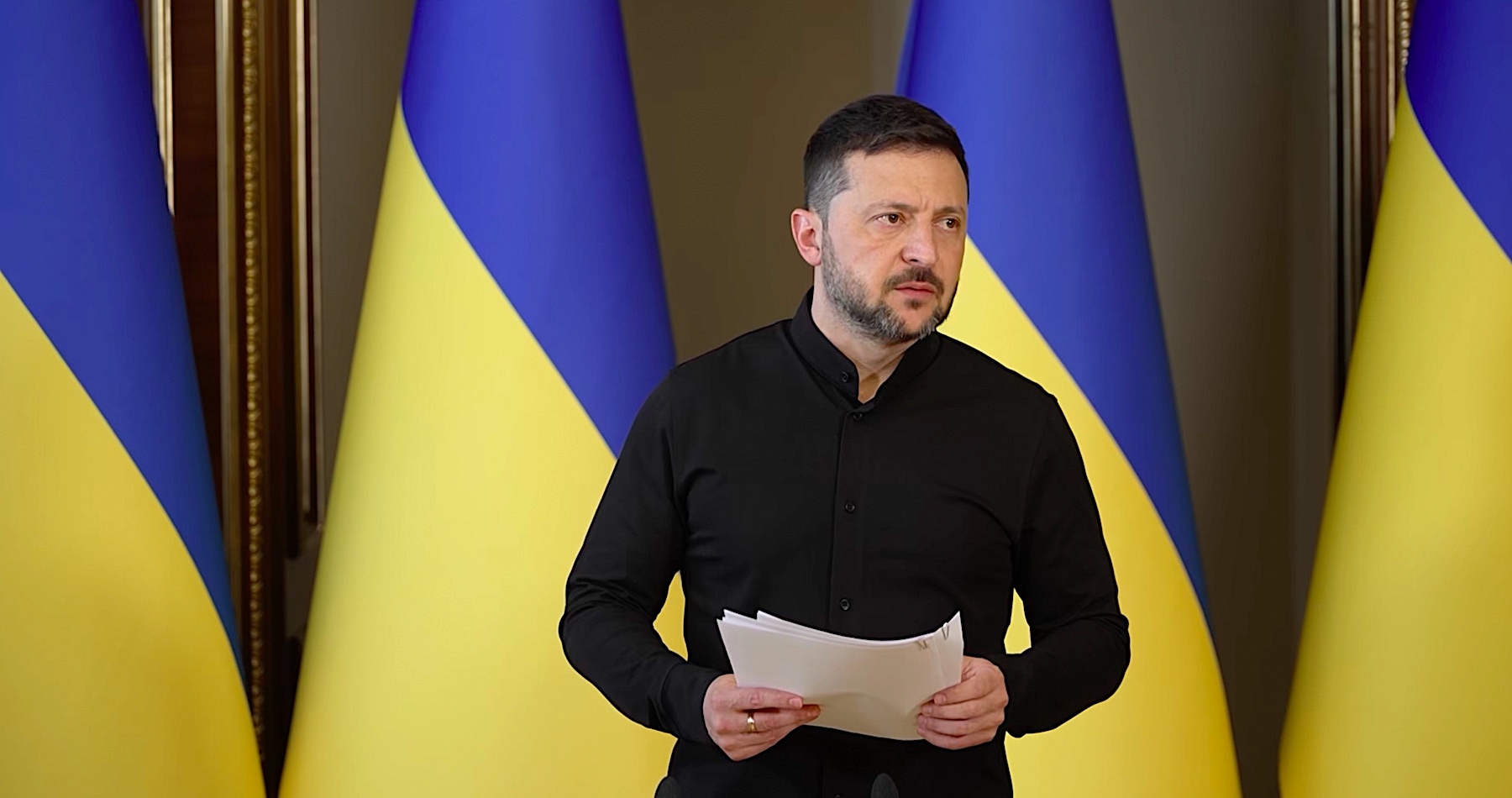 VIDEO: Zelenskyj sa pohádal s novinármi, že jeho vlastný dekrét, ktorým zakázal rokovania s ruským prezidentom Vladimirom Putinom, na neho neplatí. Možných rusko-ukrajinských mierových rokovaní v tureckom Istanbule tento štvrtok sa podľa Trumpovho osobitného vyslanca pre Ukrajinu Keitha Kellogga osobne zúčastní aj Donald Trump, ak na nich bude prítomný šéf Kremľa